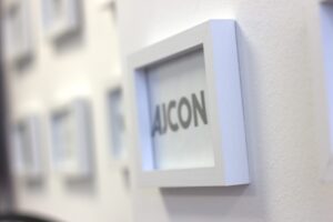 Billede af Cadanas logvæg med Ajcon-logo i ramme i fokus